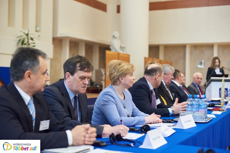 Konferencia Ukrajnáról az egyetemen