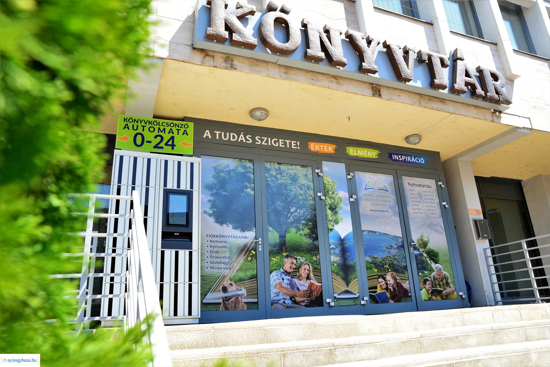 Könyvkölcsönző automata üzemel a könyvtár bejárata előtt