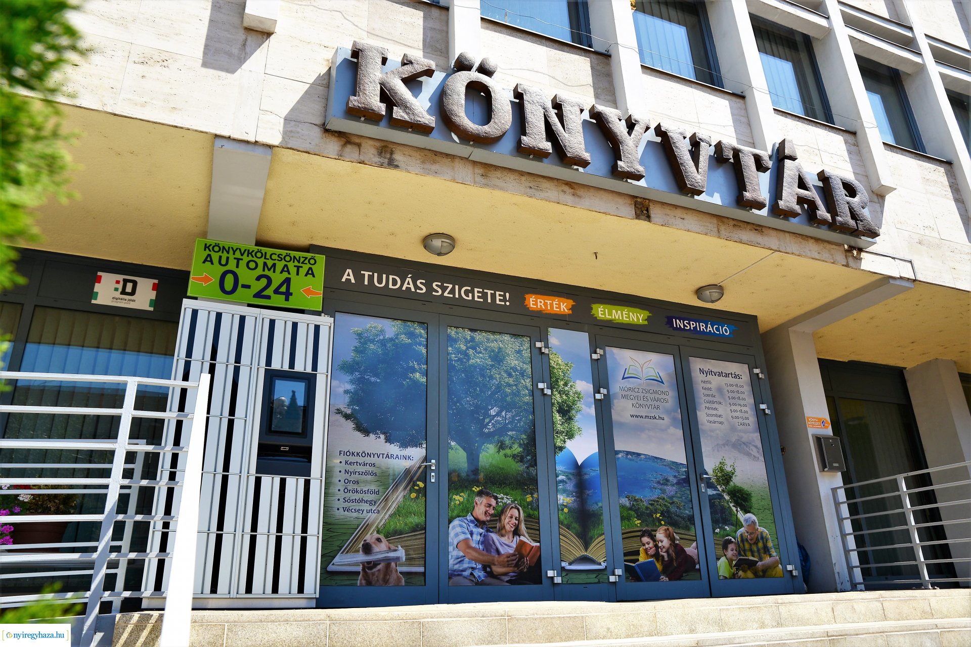 Könyvkölcsönző automata üzemel a könyvtár bejárata előtt