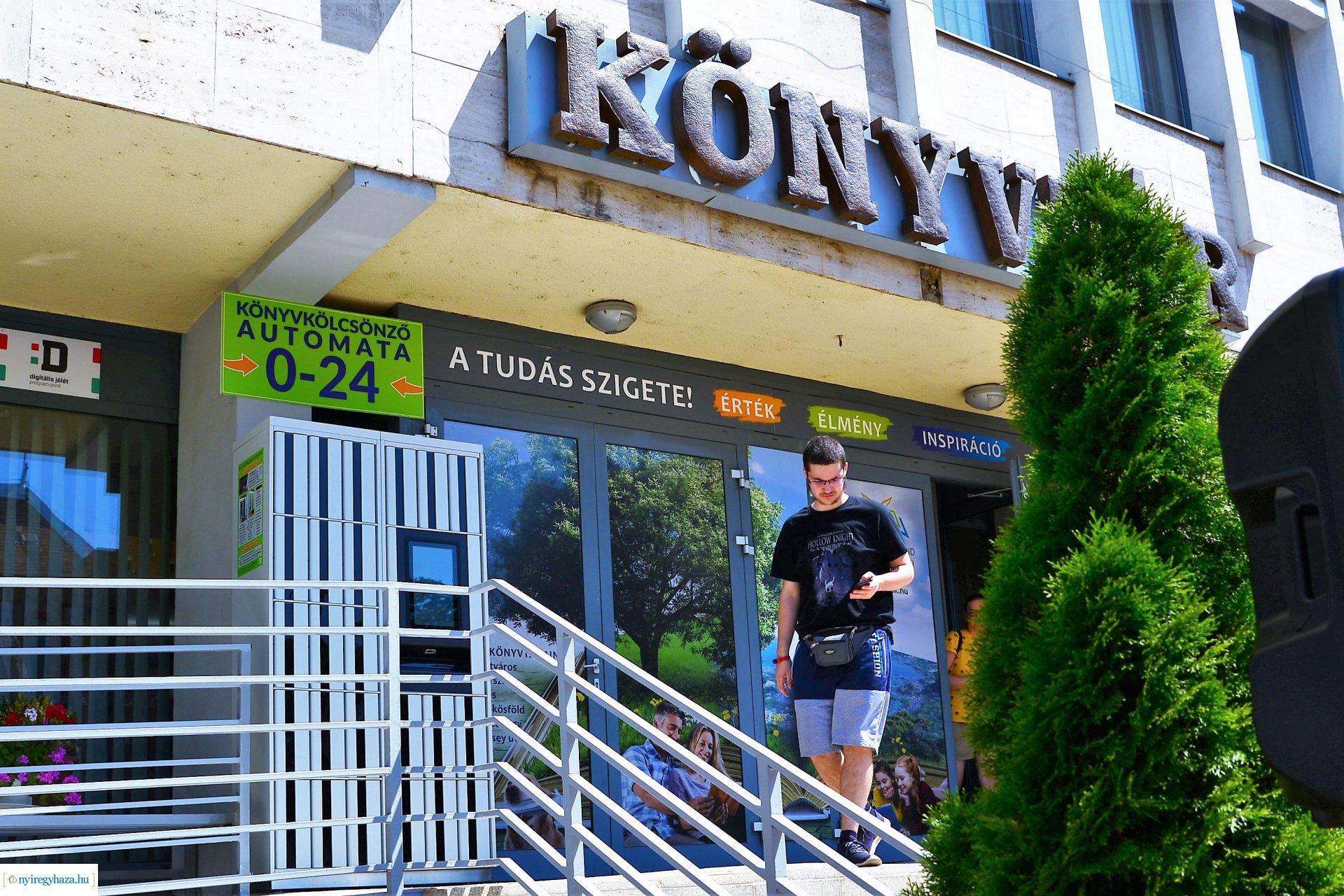 Könyvkölcsönző automata üzemel a könyvtár bejárata előtt