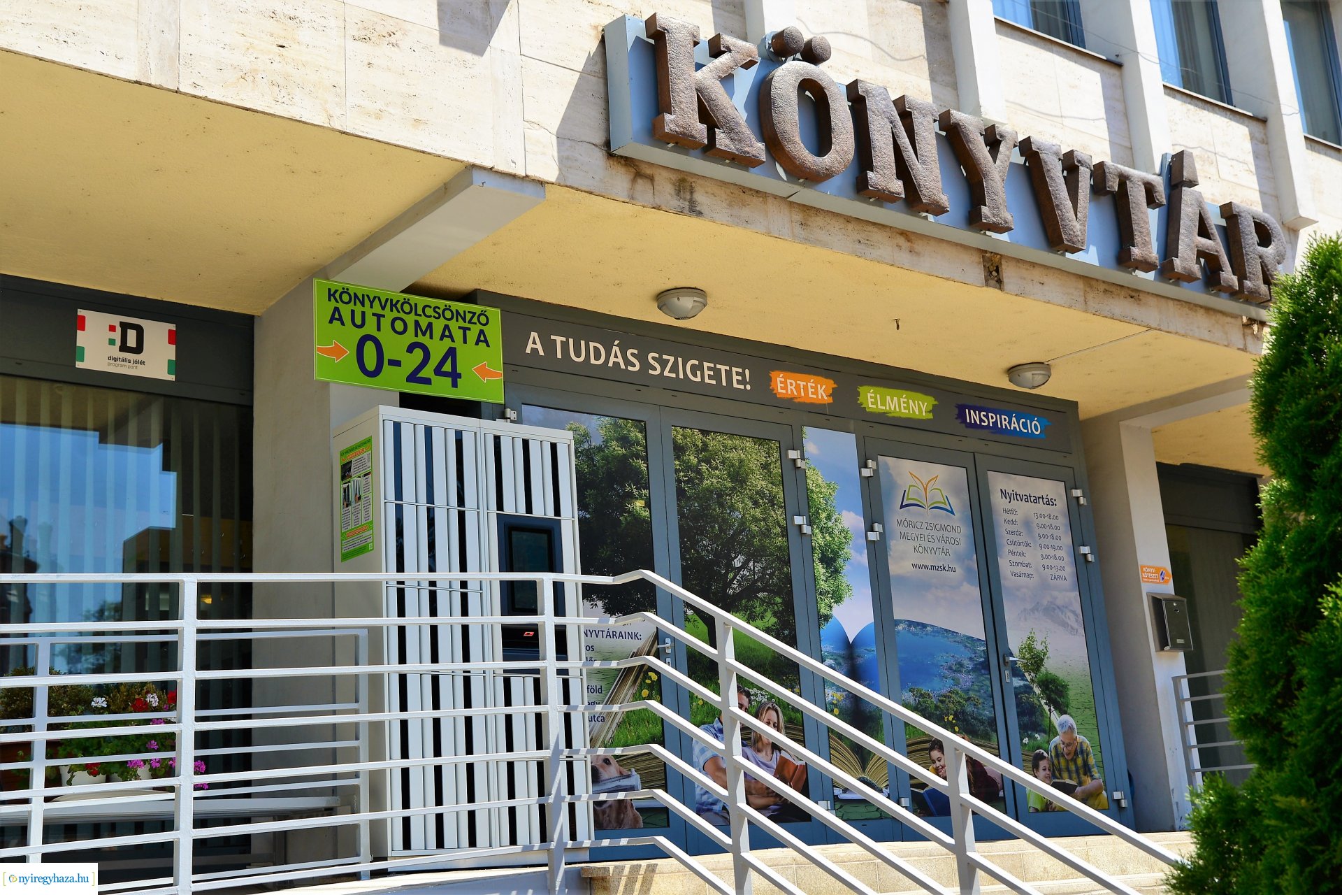 Könyvkölcsönző automata üzemel a könyvtár bejárata előtt