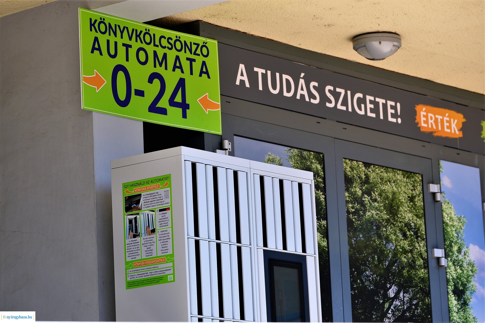 Könyvkölcsönző automata üzemel a könyvtár bejárata előtt