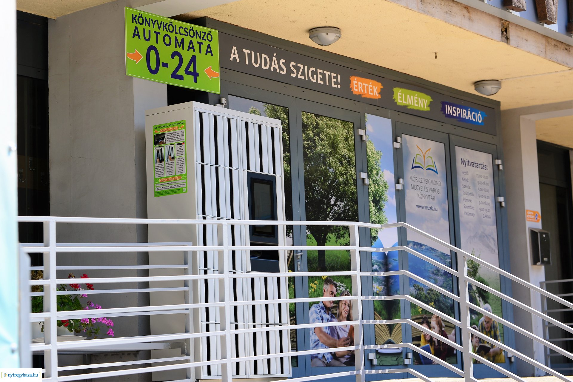Könyvkölcsönző automata üzemel a könyvtár bejárata előtt