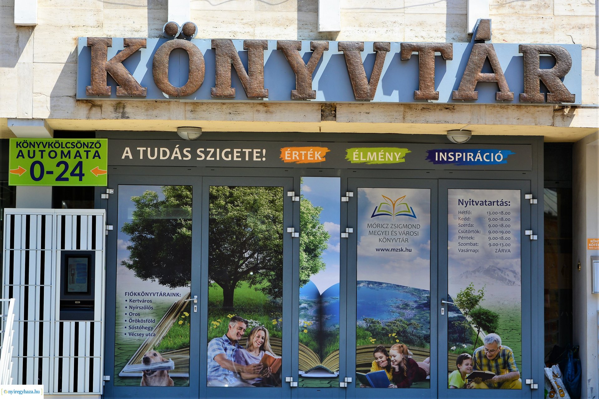 Könyvkölcsönző automata üzemel a könyvtár bejárata előtt