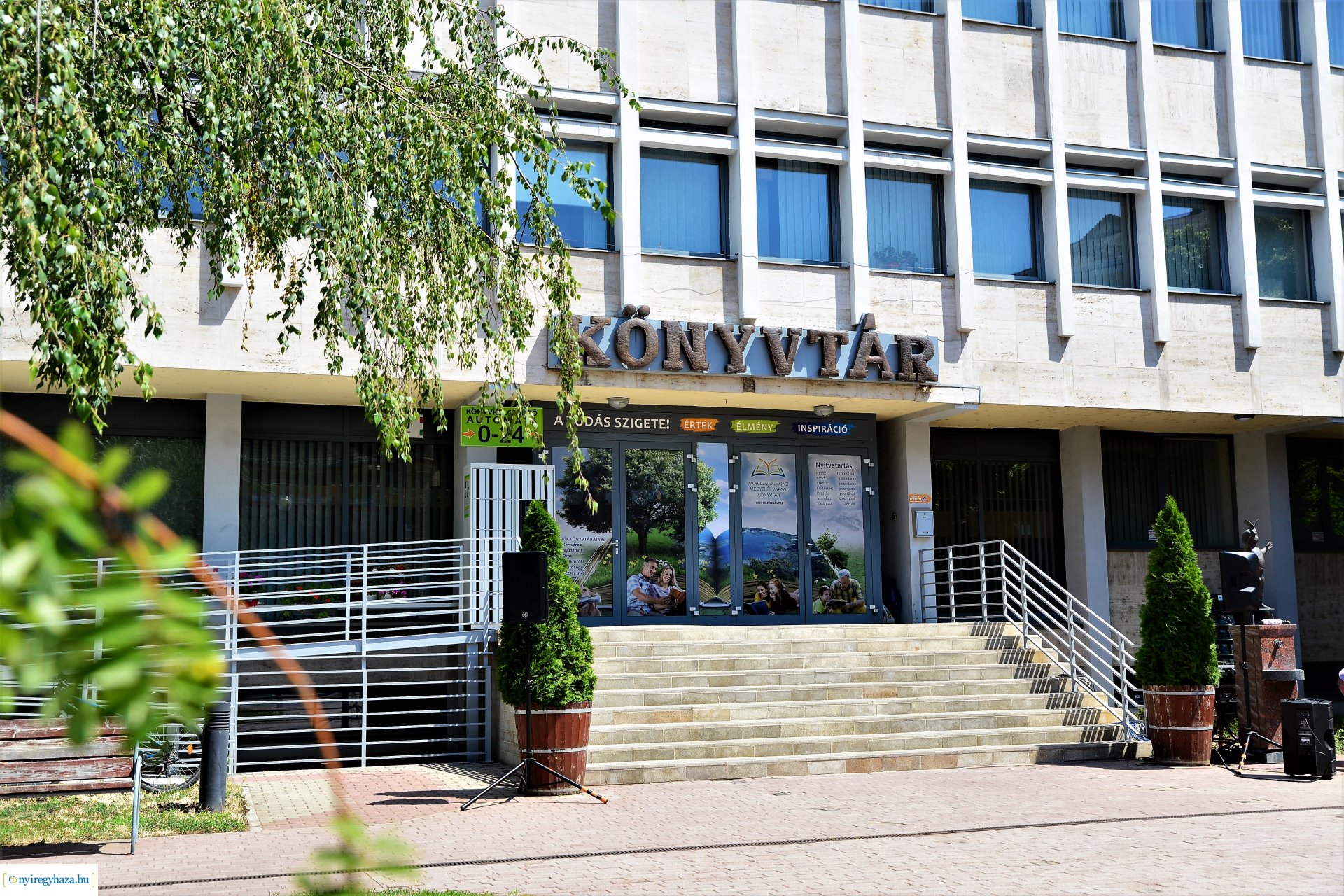 Könyvkölcsönző automata üzemel a könyvtár bejárata előtt