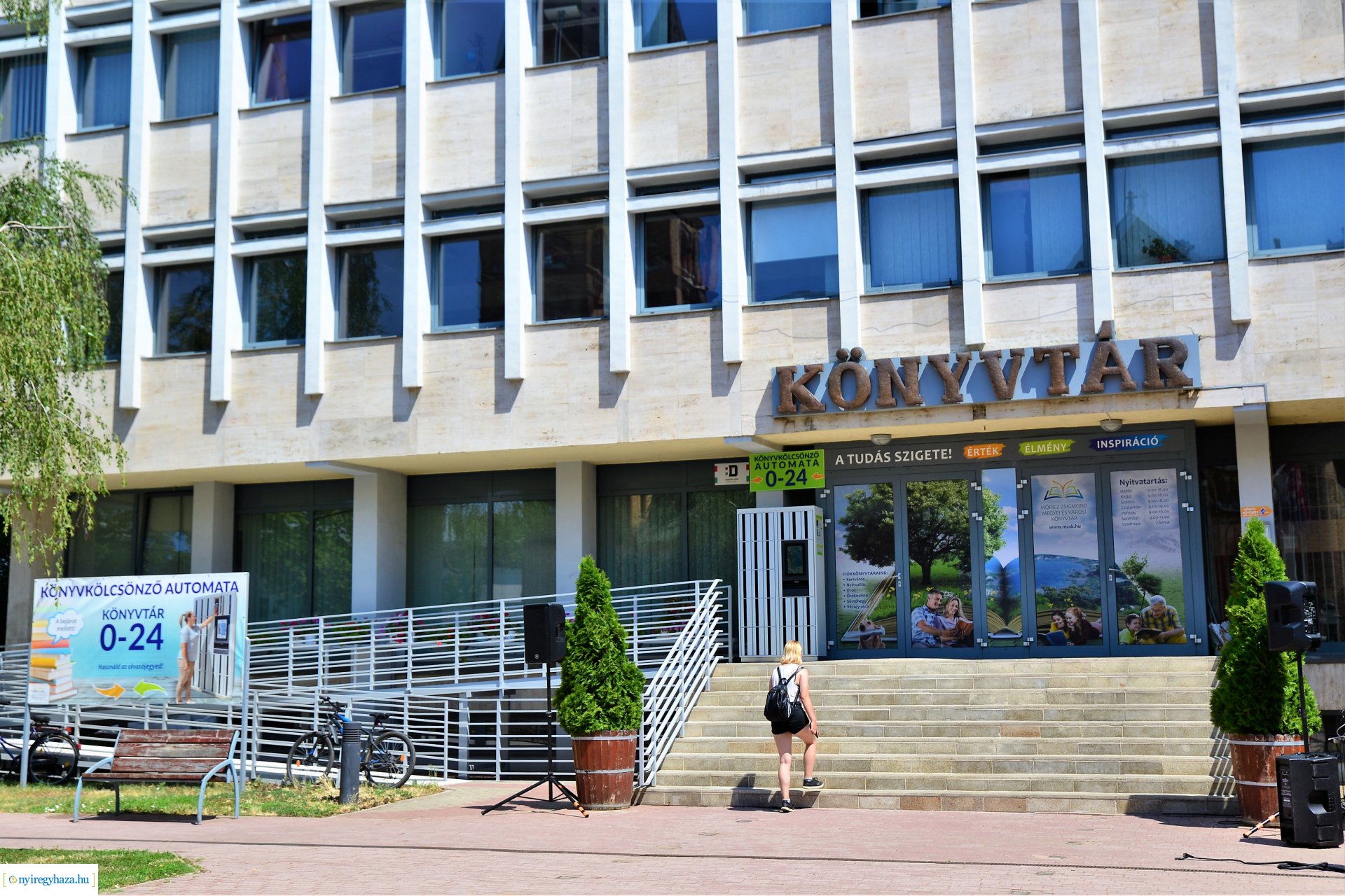 Könyvkölcsönző automata üzemel a könyvtár bejárata előtt