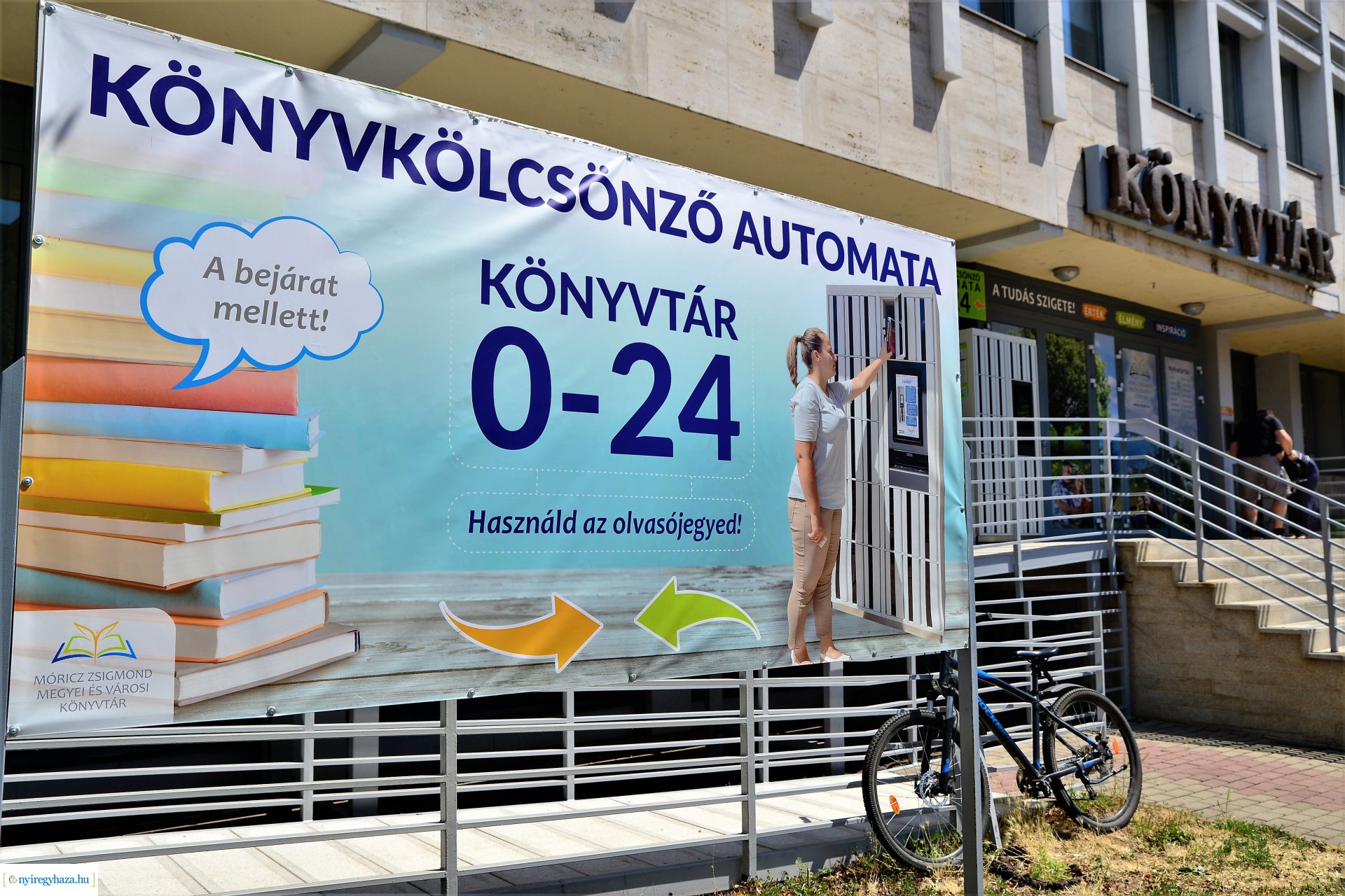 Könyvkölcsönző automata üzemel a könyvtár bejárata előtt