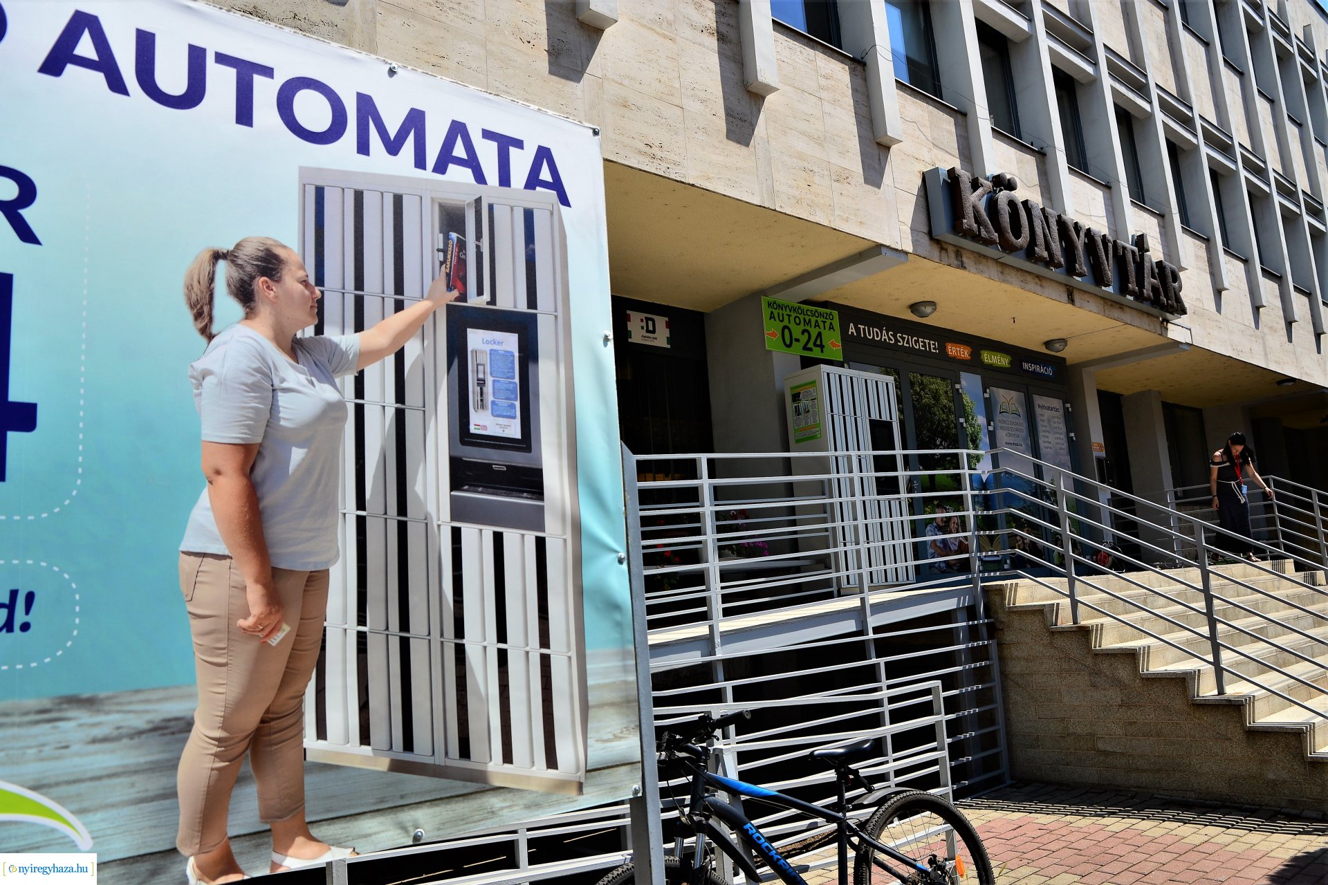 Könyvkölcsönző automata üzemel a könyvtár bejárata előtt