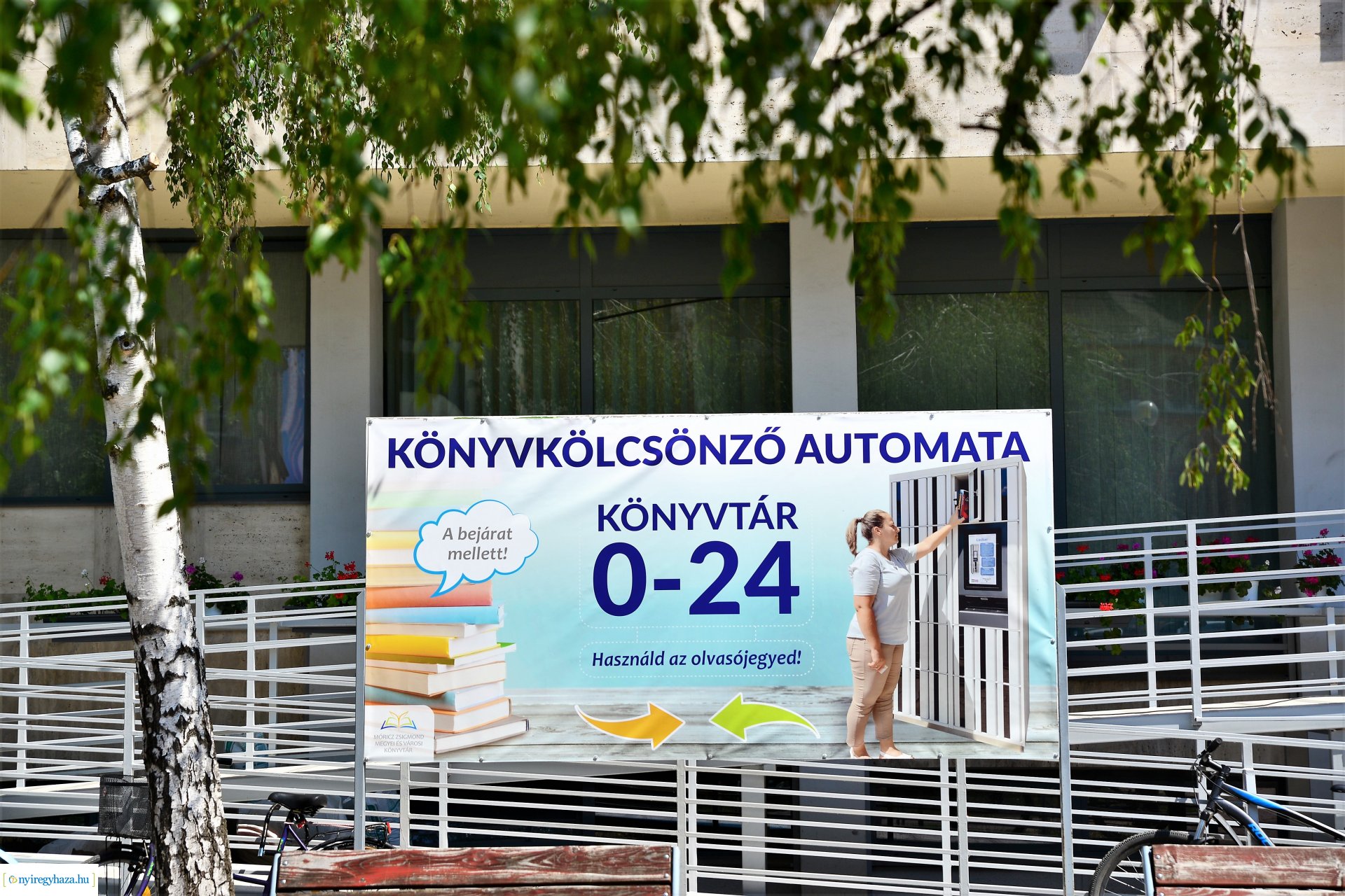 Könyvkölcsönző automata üzemel a könyvtár bejárata előtt