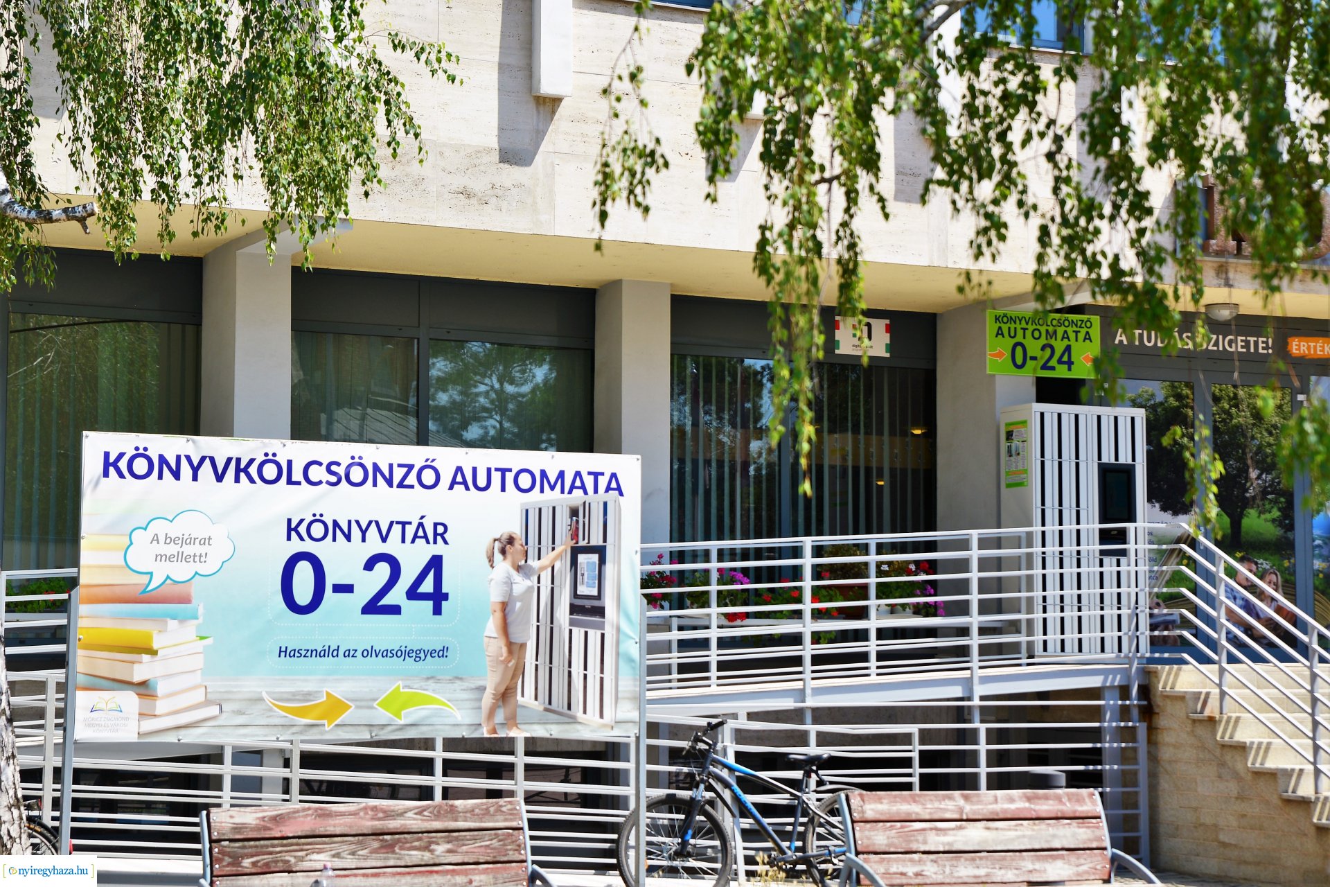 Könyvkölcsönző automata üzemel a könyvtár bejárata előtt