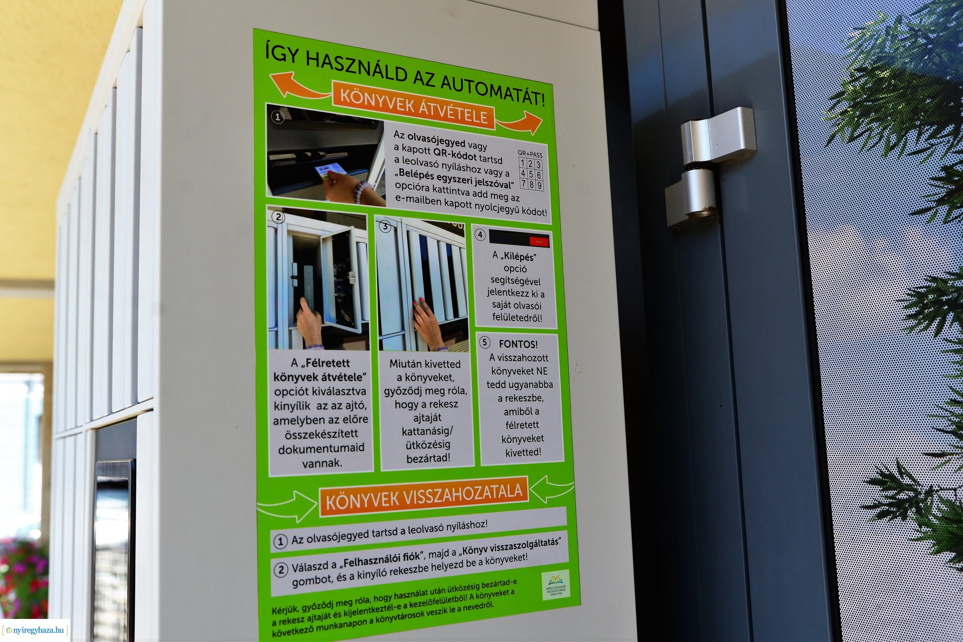 Könyvkölcsönző automata üzemel a könyvtár bejárata előtt