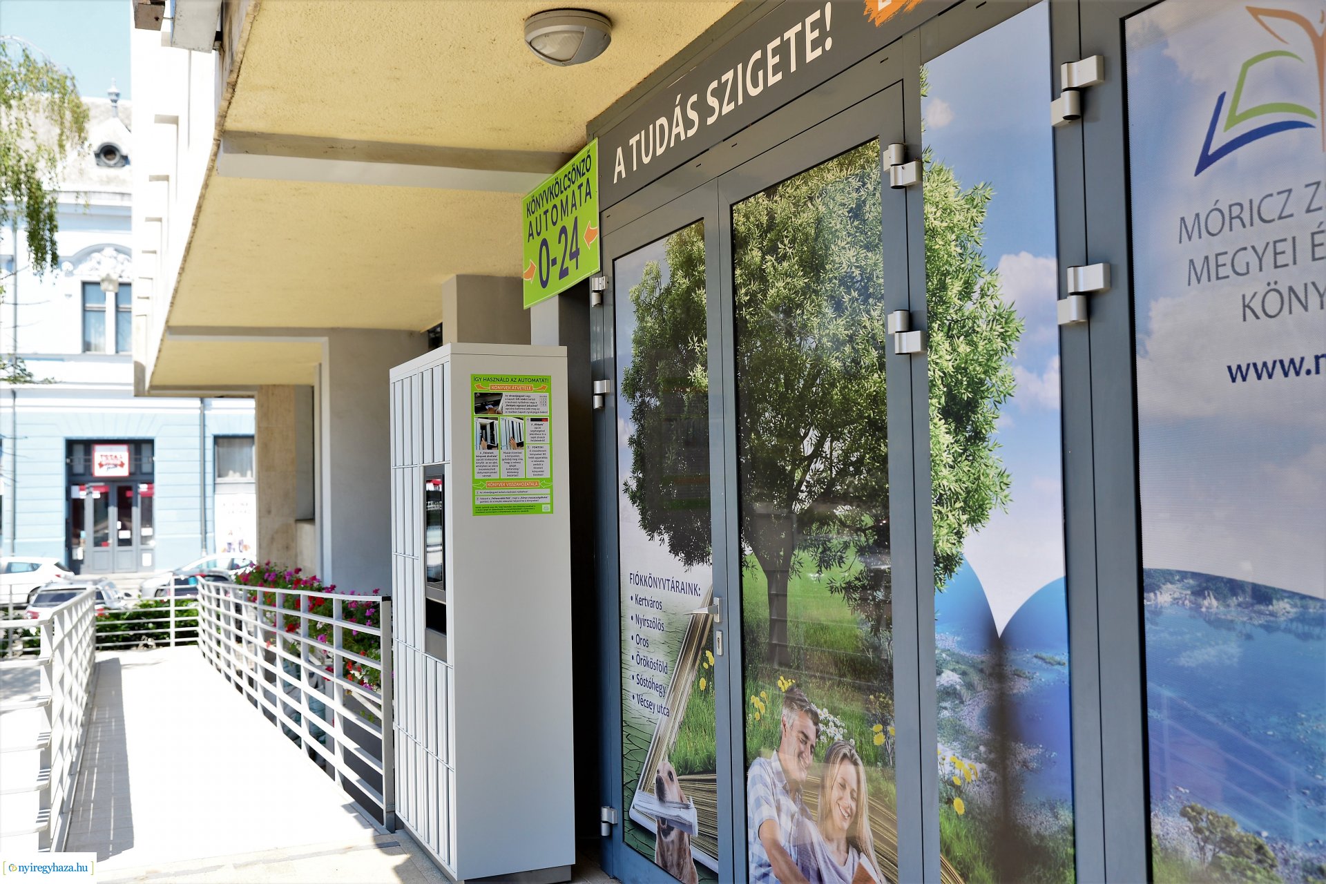 Könyvkölcsönző automata üzemel a könyvtár bejárata előtt