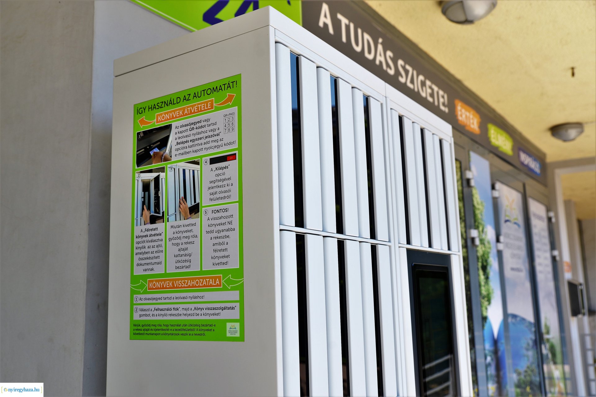 Könyvkölcsönző automata üzemel a könyvtár bejárata előtt