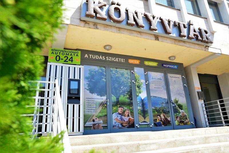 Könyvkölcsönző automata üzemel a könyvtár bejárata előtt