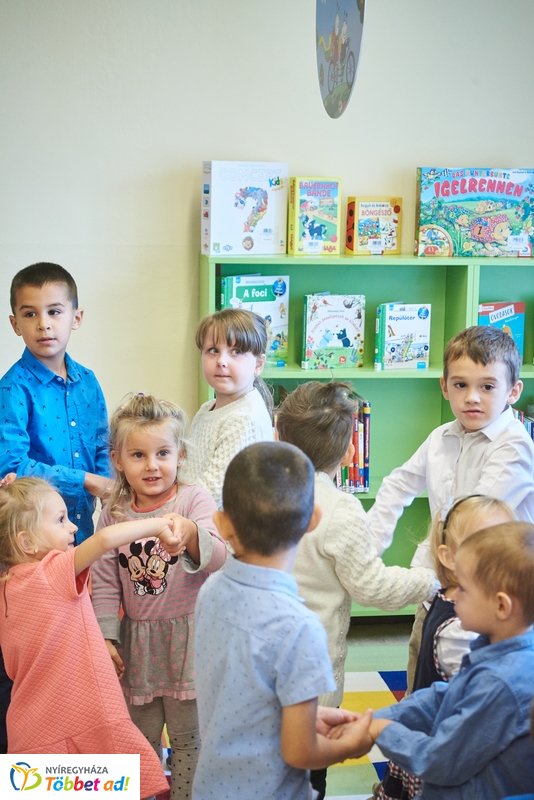 Könyvtár Pont Mandabokorban