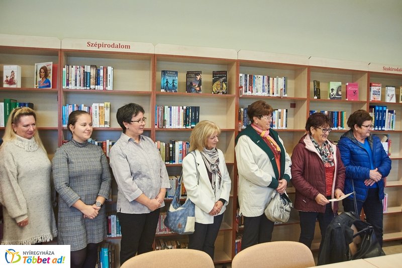 Könyvtár Pont Mandabokorban