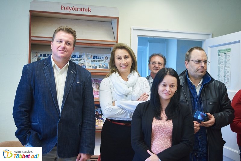 Könyvtár Pont Mandabokorban