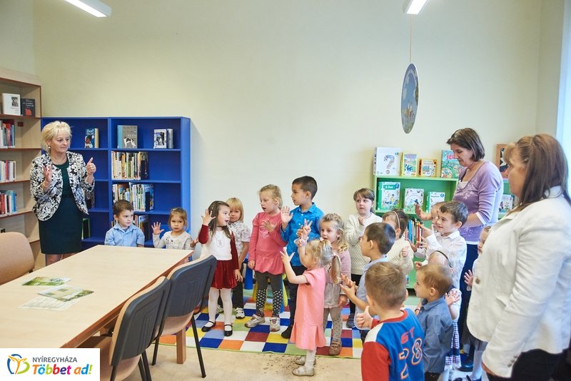 Könyvtár Pont Mandabokorban