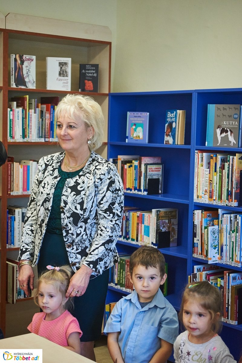 Könyvtár Pont Mandabokorban