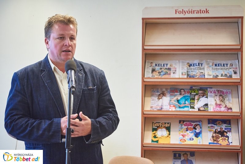 Könyvtár Pont Mandabokorban