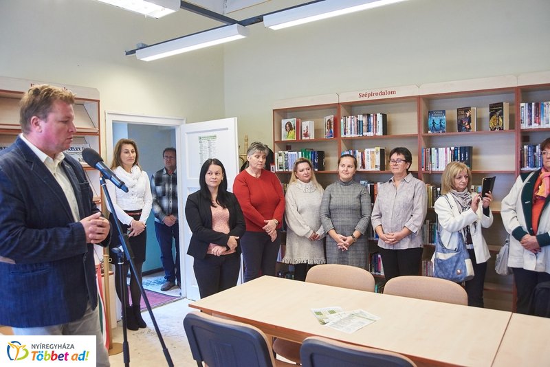 Könyvtár Pont Mandabokorban