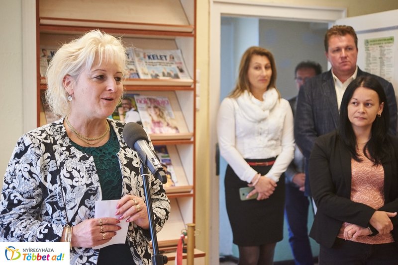 Könyvtár Pont Mandabokorban