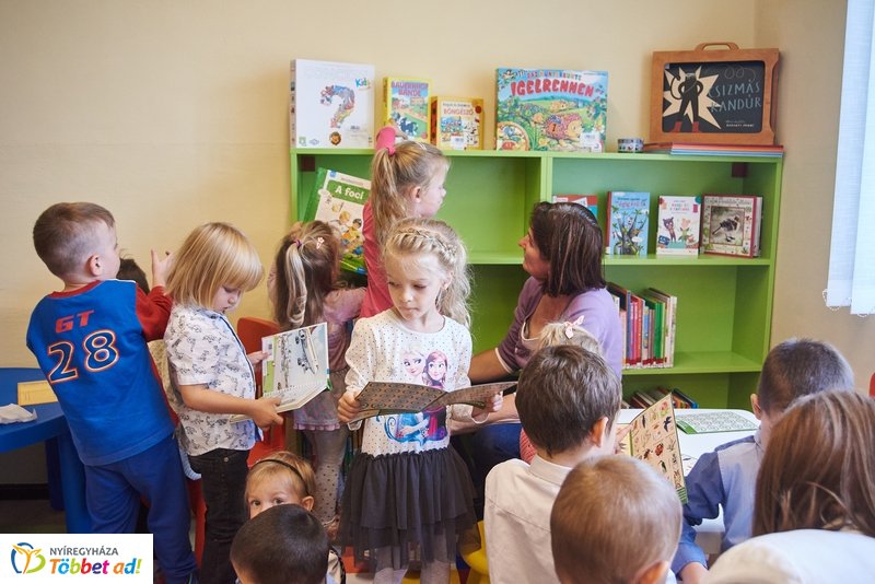 Könyvtár Pont Mandabokorban