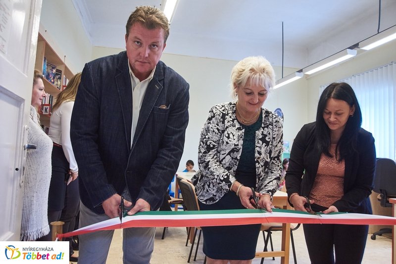 Könyvtár Pont Mandabokorban