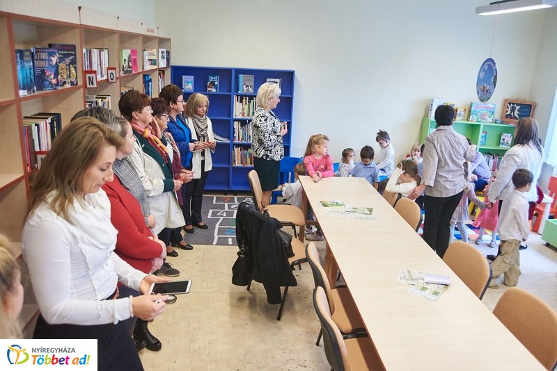 Könyvtár Pont Mandabokorban