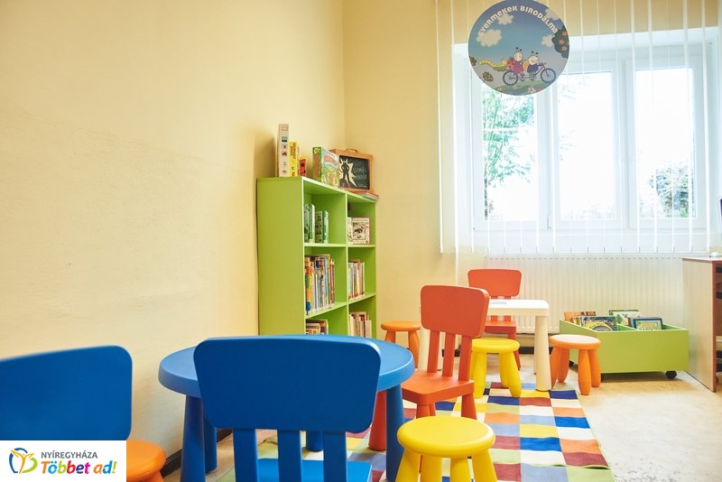 Könyvtár Pont Mandabokorban