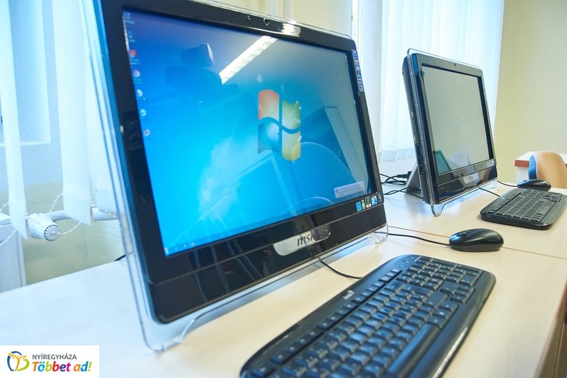 Könyvtár Pont Mandabokorban