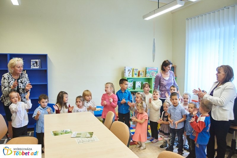 Könyvtár Pont Mandabokorban