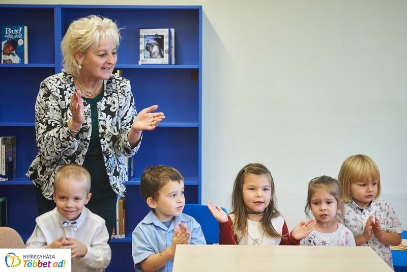 Könyvtár Pont Mandabokorban