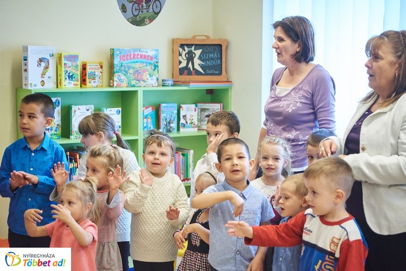 Könyvtár Pont Mandabokorban