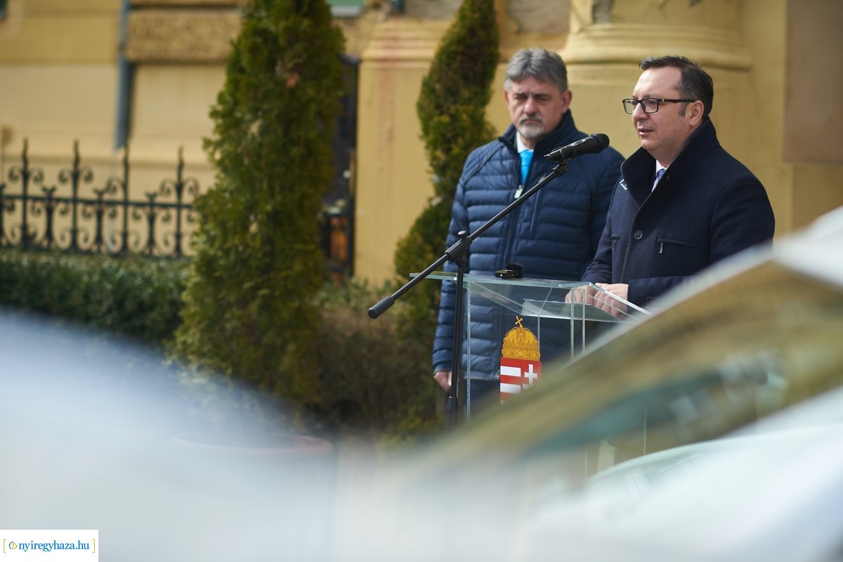 Kormányhivatali autók átadása