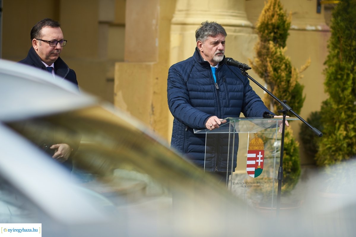 Kormányhivatali autók átadása