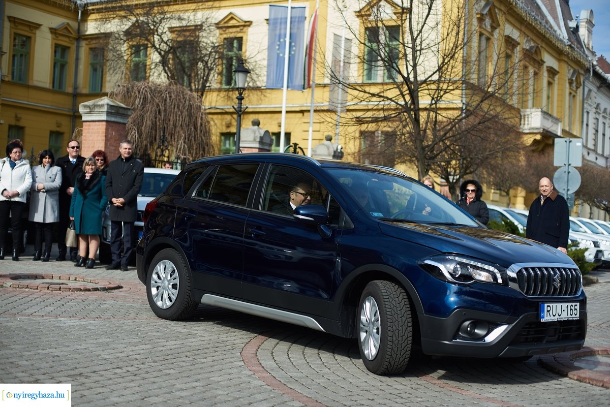 Kormányhivatali autók átadása