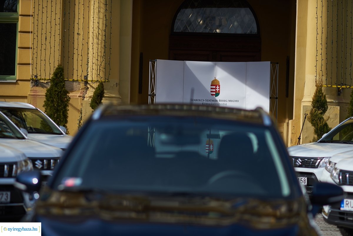 Kormányhivatali autók átadása