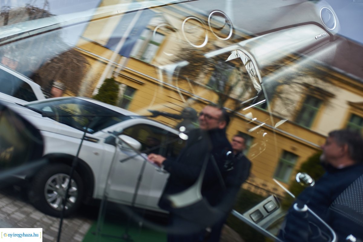 Kormányhivatali autók átadása