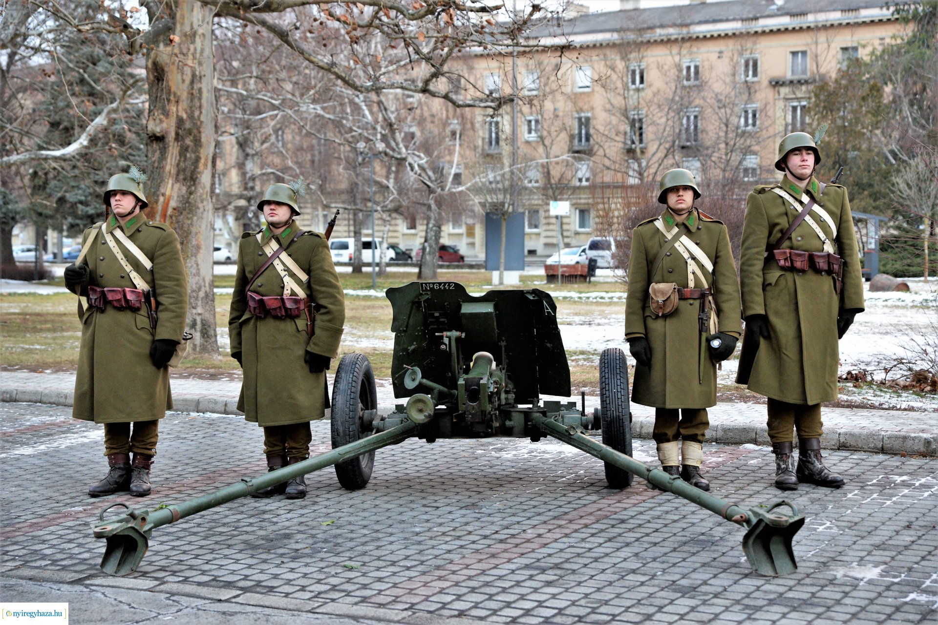 Koszorúzás a Doni-harcokban elesett hősök emléktáblájánál