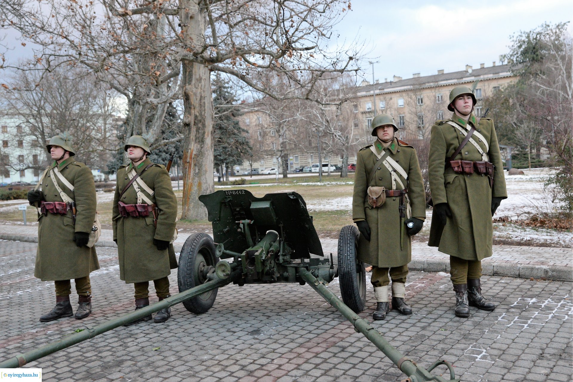 Koszorúzás a Doni-harcokban elesett hősök emléktáblájánál