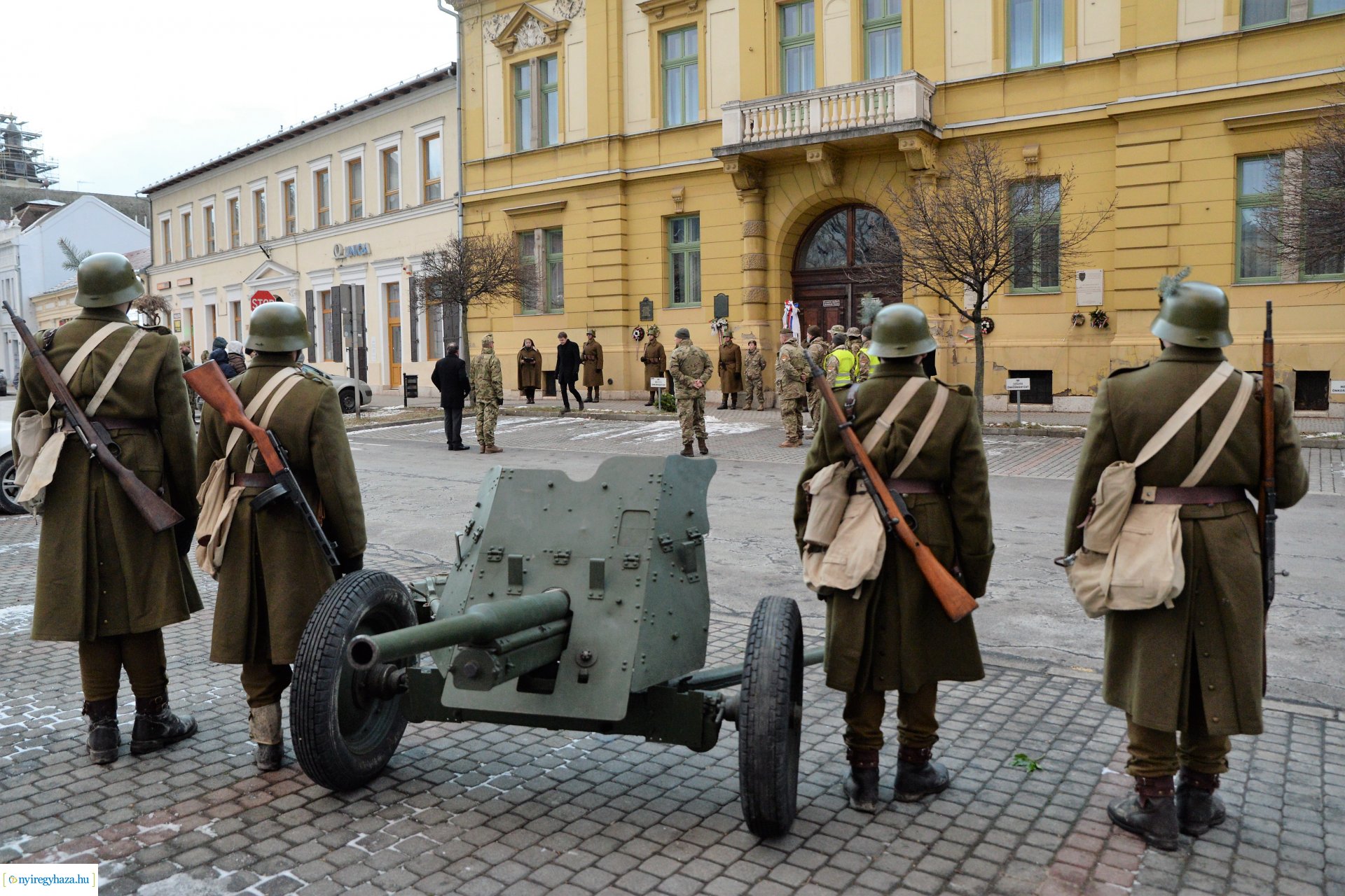 Koszorúzás a Doni-harcokban elesett hősök emléktáblájánál