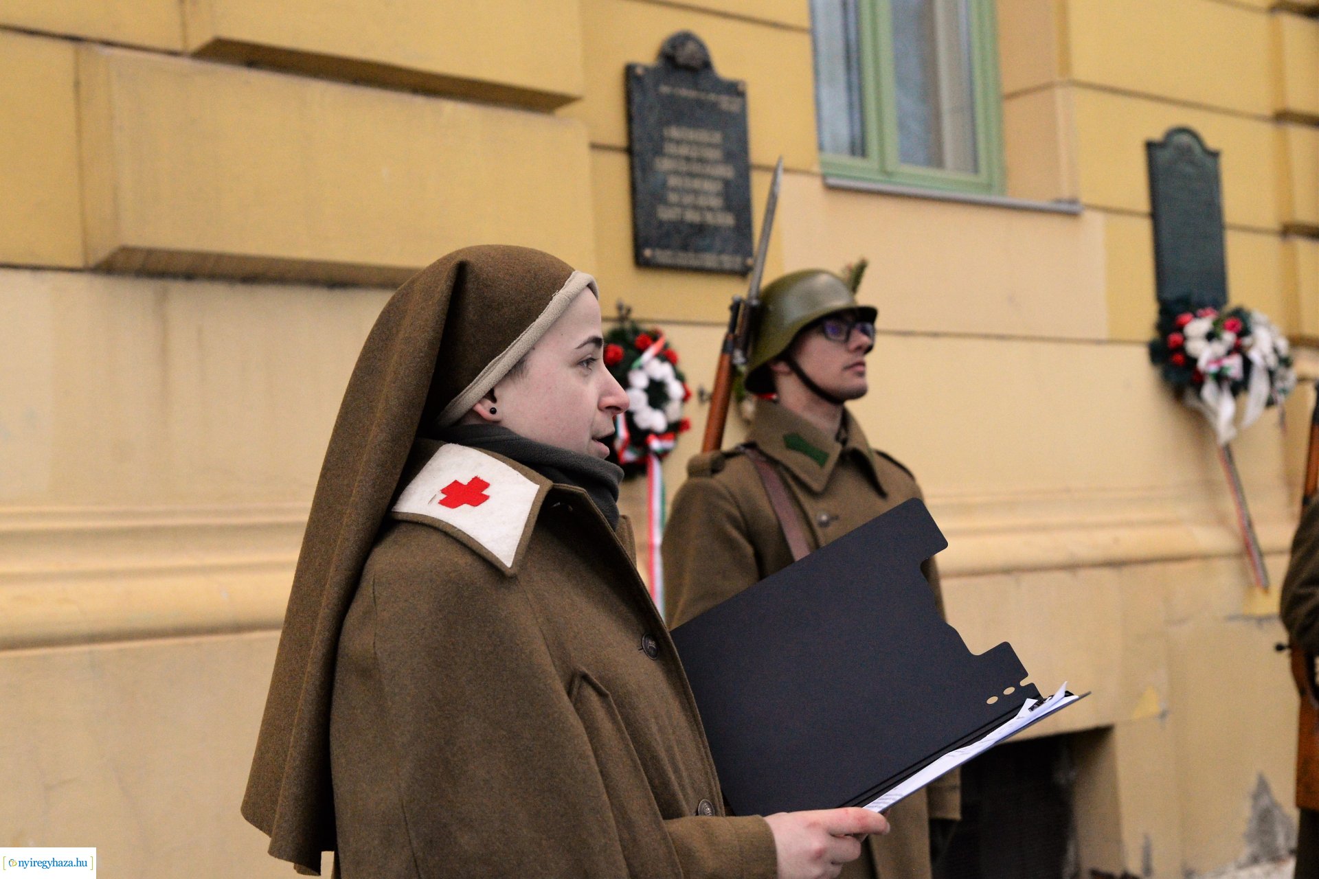 Koszorúzás a Doni-harcokban elesett hősök emléktáblájánál