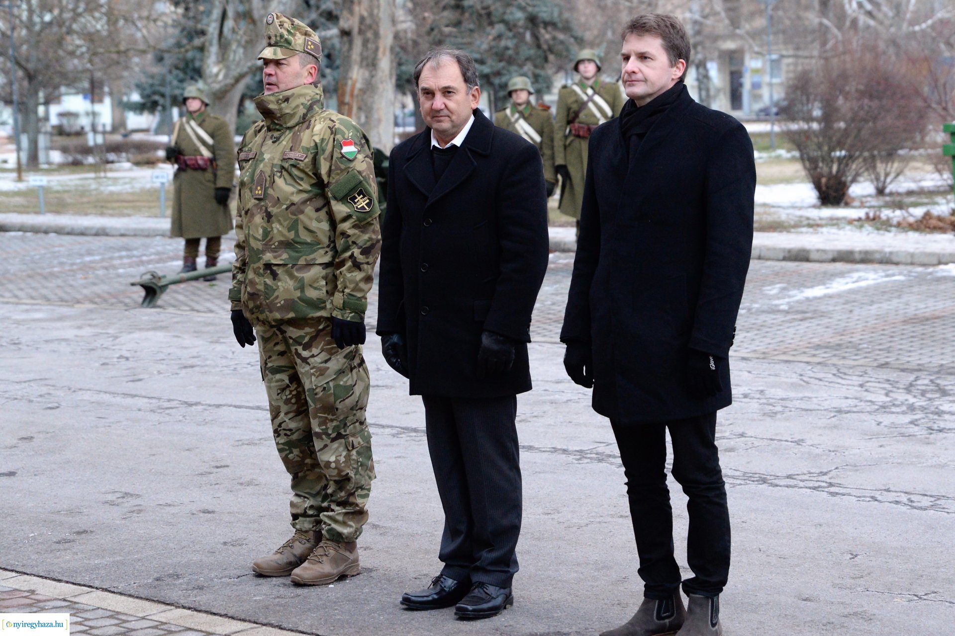 Koszorúzás a Doni-harcokban elesett hősök emléktáblájánál