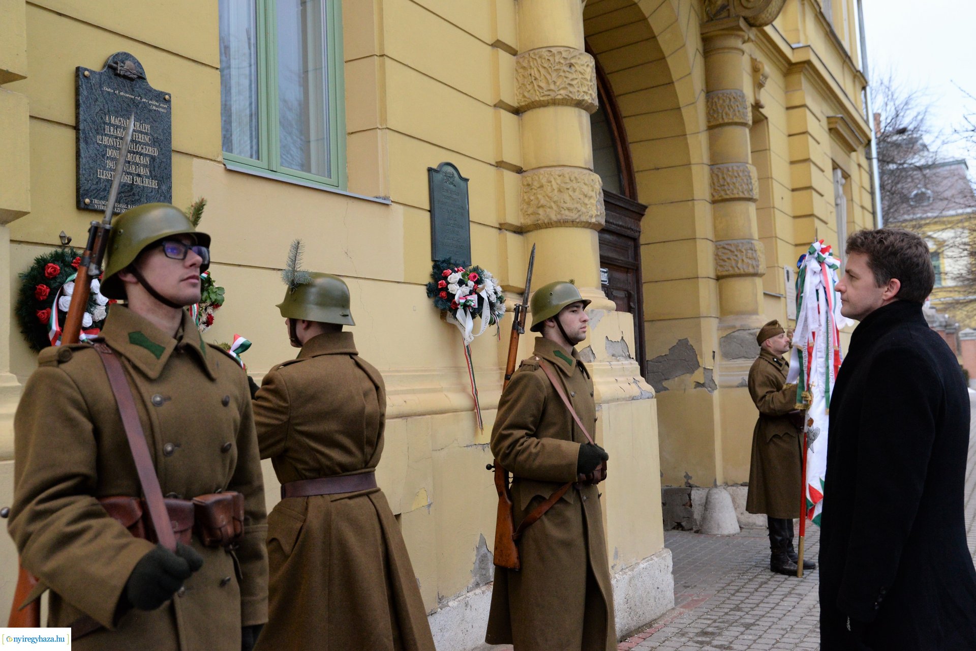 Koszorúzás a Doni-harcokban elesett hősök emléktáblájánál