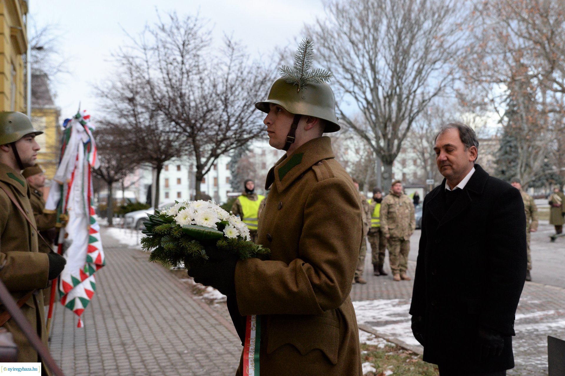 Koszorúzás a Doni-harcokban elesett hősök emléktáblájánál