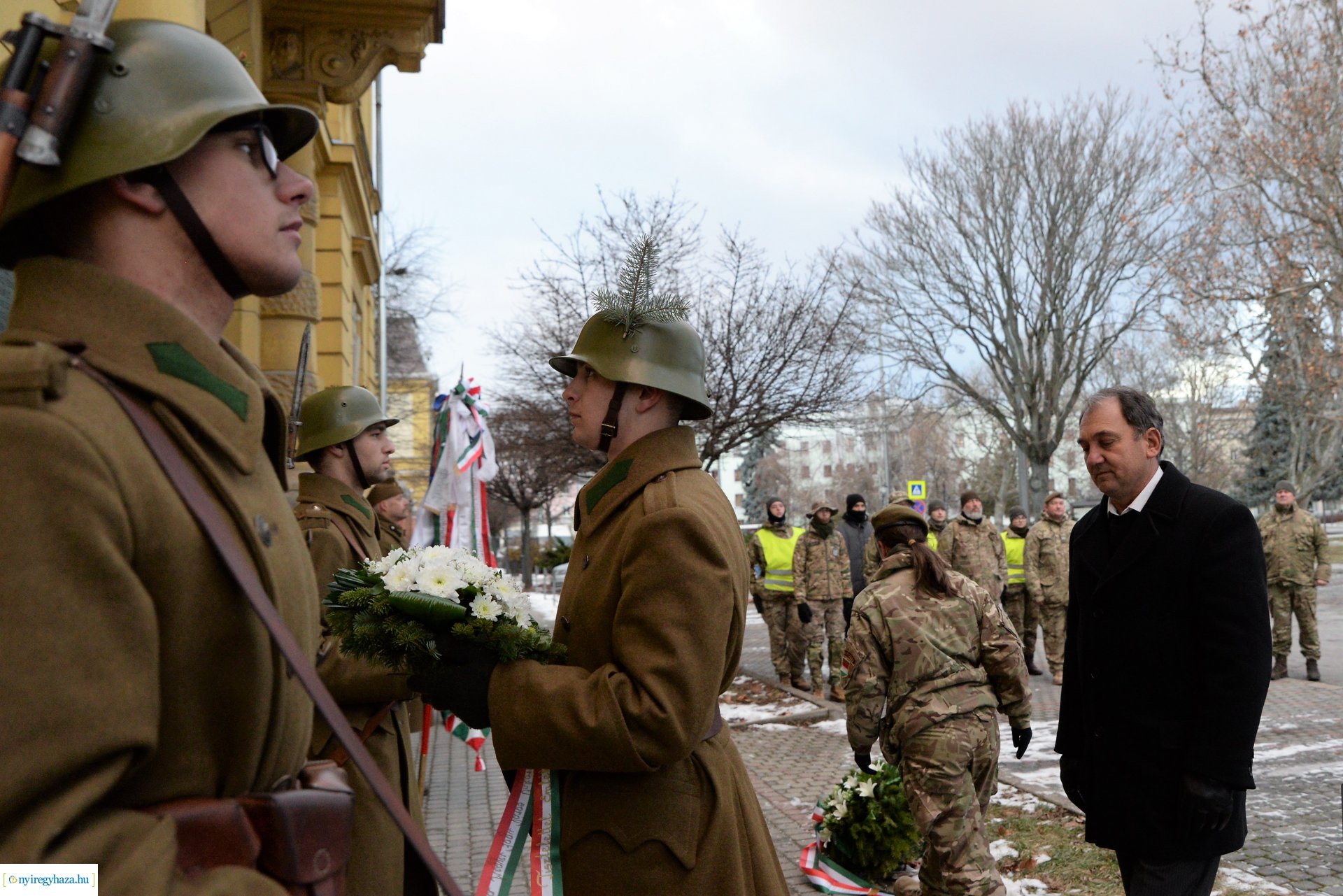 Koszorúzás a Doni-harcokban elesett hősök emléktáblájánál
