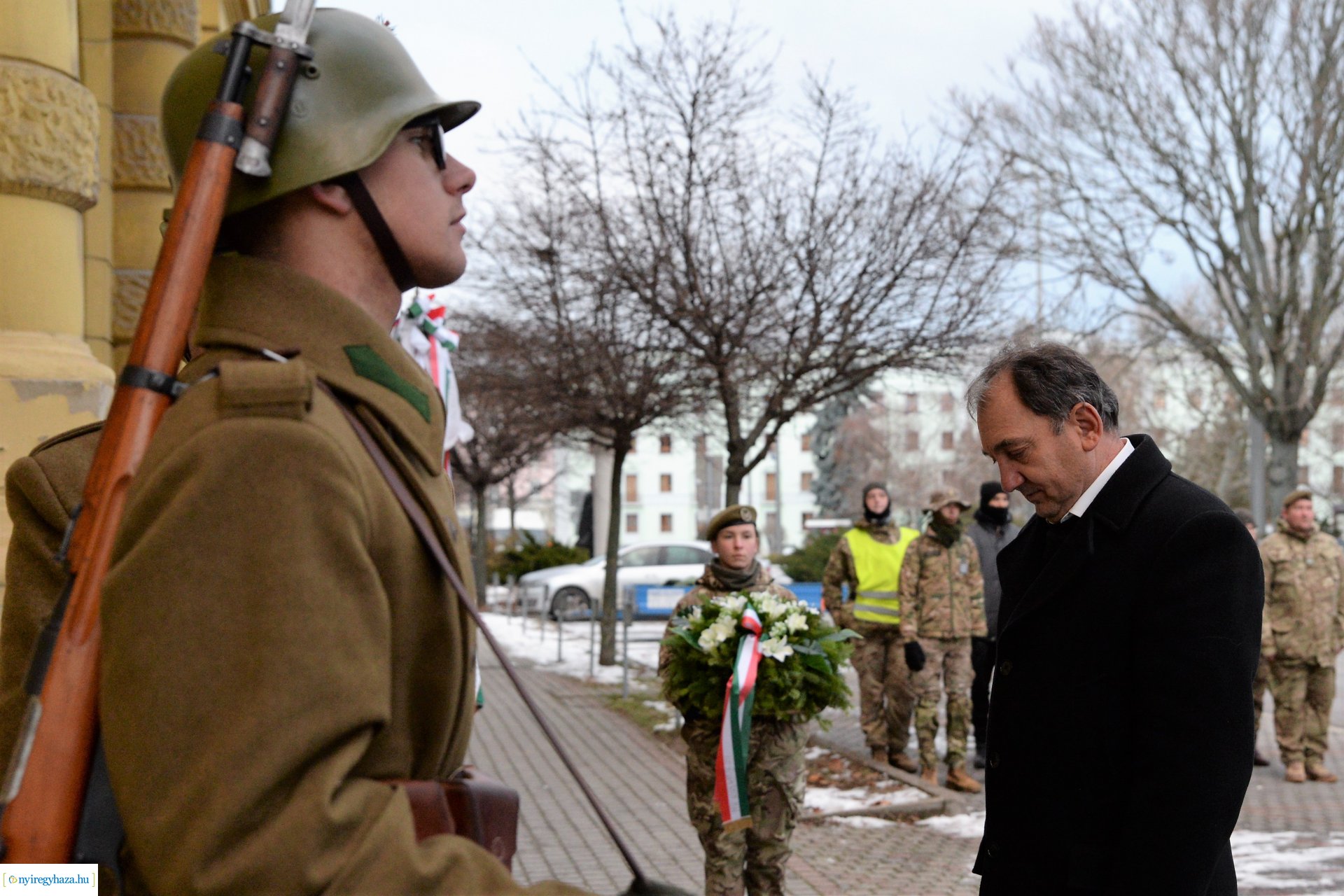 Koszorúzás a Doni-harcokban elesett hősök emléktáblájánál