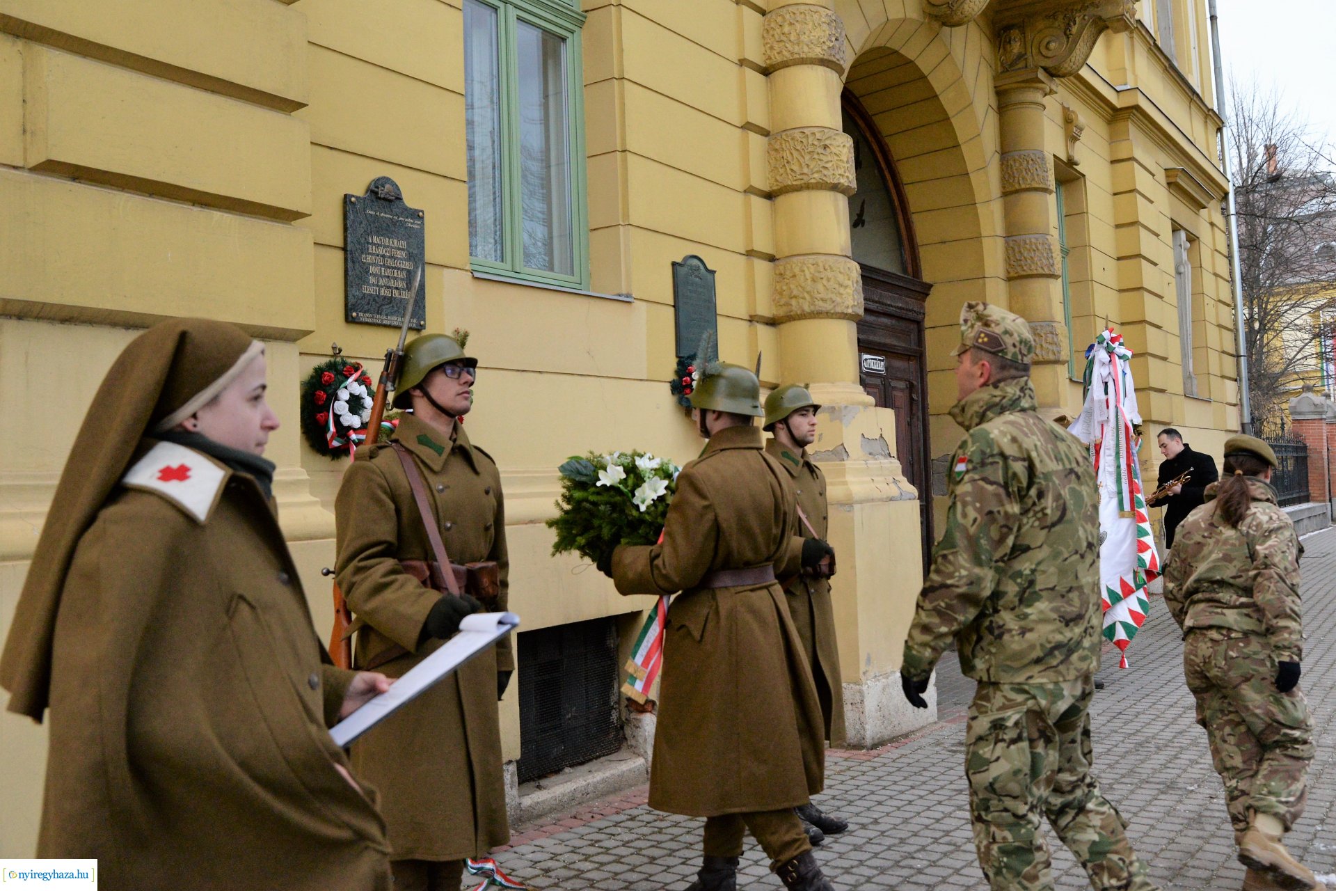 Koszorúzás a Doni-harcokban elesett hősök emléktáblájánál