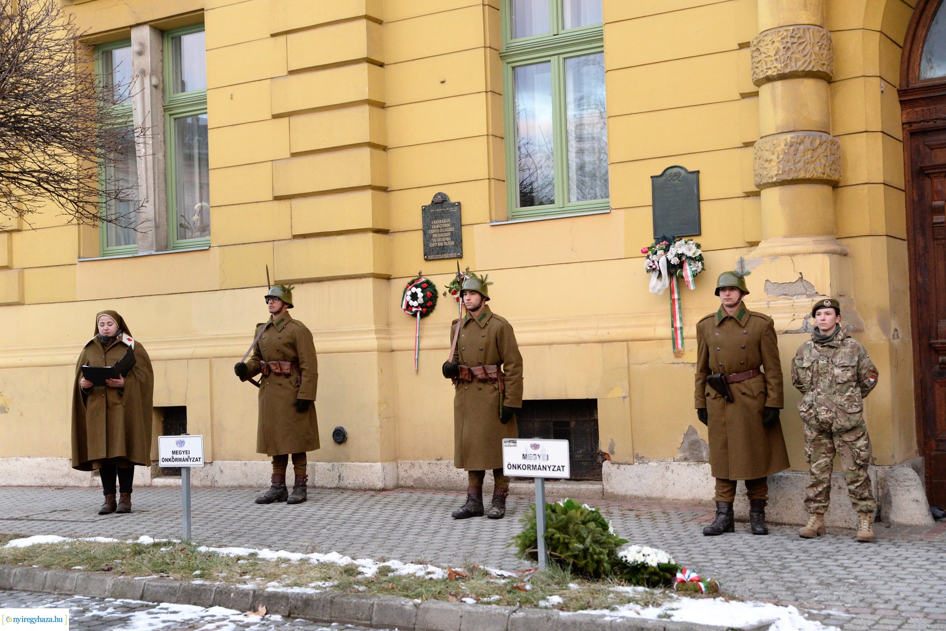 Koszorúzás a Doni-harcokban elesett hősök emléktáblájánál